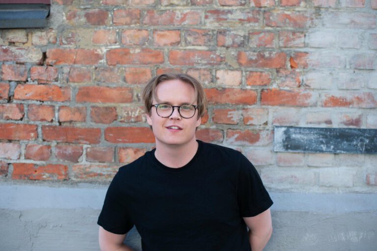 KOMMER TIL LØTEN: Vidar Villa med band sørger for musikken fredag kveld i teltet under Pultost- og Akevittdagene. Foto: Jon Maximilian.