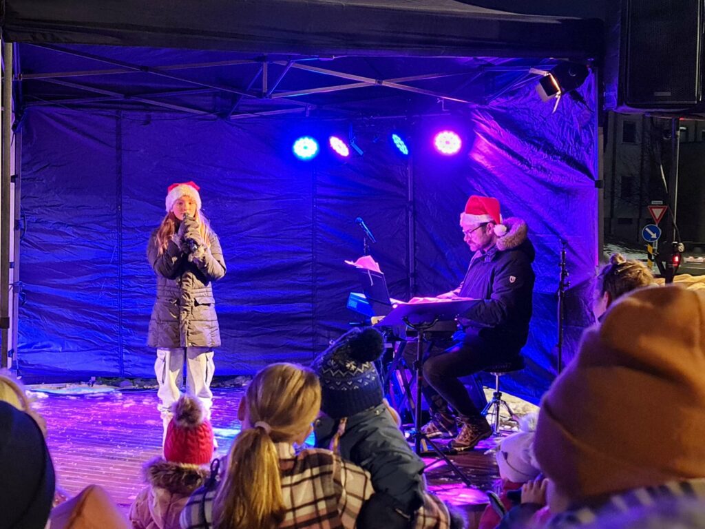 SANG I FJOR: Thea Finstad Nybø fremførte «Selmas sang» under fjorårets julegateåpning. Kulturskolerører Ola Röndahl spilte piano.