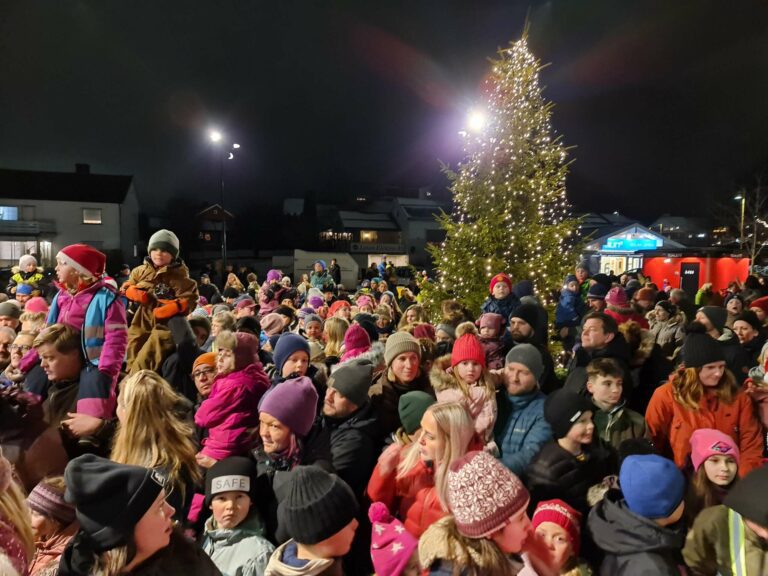 FOLKSOMT I FJOR: Svært mange tok turen til fjorårets julegrantenning i Løten. Slik blir det garantert også 1. desember når grana skal tennes igjen.