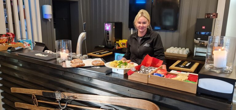 GOD TRAFIKK: Barbara Mach er fornøyd med oppstarten på Budor Gjestegård, og ser frem til en hektisk vintersesong.