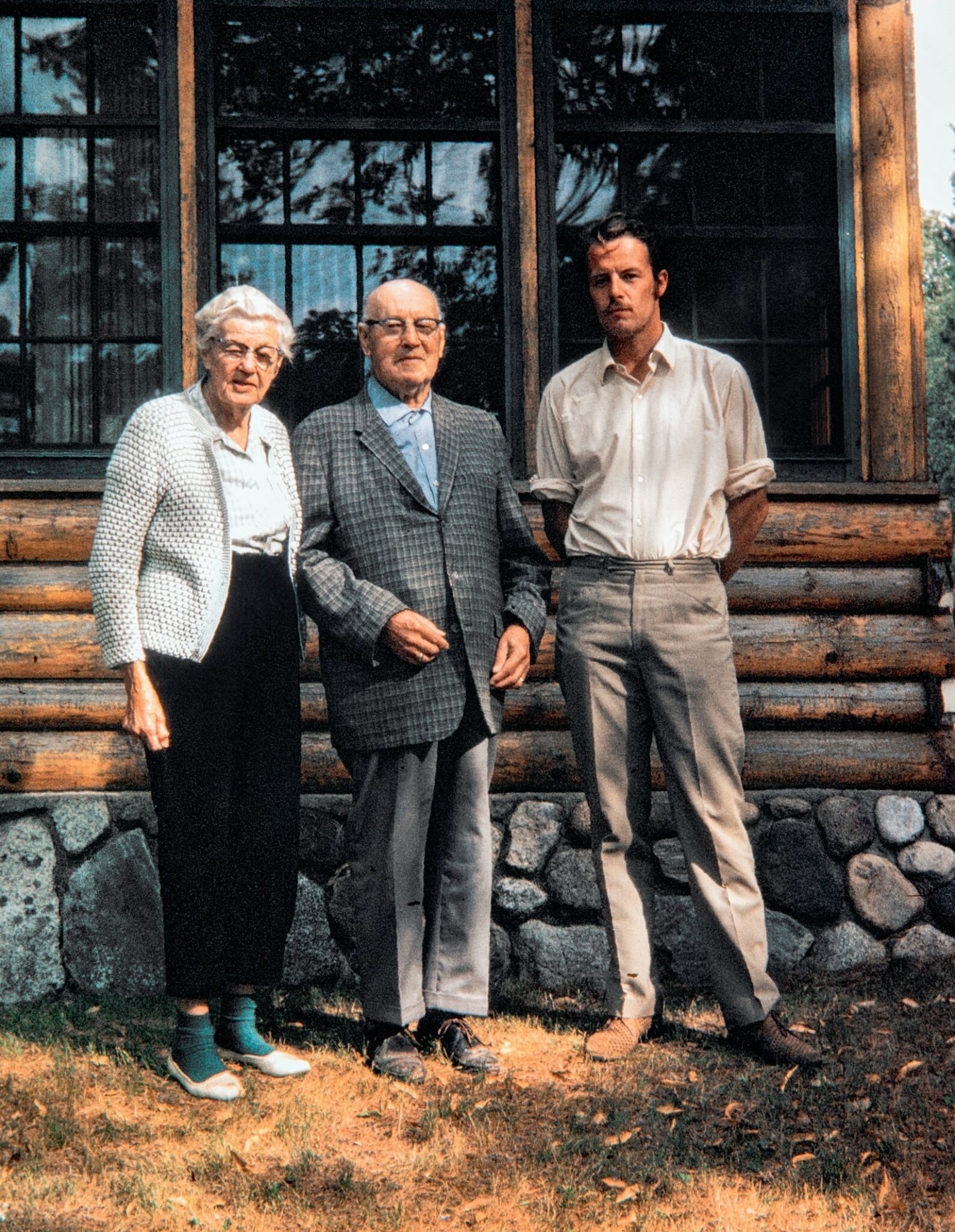 UTVANDRET: Den 49. utgaven av Lautin har én utvandrerhistorie, før det blir flere i forbindelse med 50-årsjubileet. Olaf Serley (i midten) utvandret fra Ådalsbruk. Til venstre ser vi kona Jennie Thressa Serley, og til høyre Knut Benningstad som bor i Løten i dag. Bildet er tatt på landstedet Hackensack nord for Minneapolis i 1970. Foto: Anno Domkirkeodden.