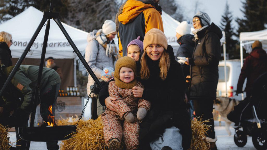 FOR STORE OG SMÅ: Under julemarkedet på Budor kan både små og store gjester finne julestemningen, og gjøre en god handel før jul. Foto: Andreas Kokkvoll.