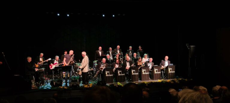 TRADISJON: For Løten Storband har det blitt en fin tradisjon å ha julekonsert i Løten kino 4. juledag. Her fra fjorårets utgave. Foto: Marte Larsen Tønseth.