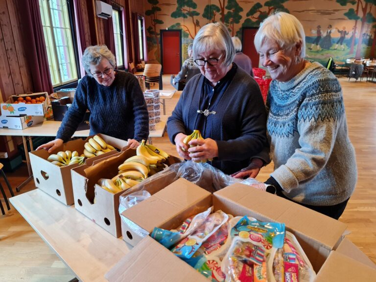 STILTE OPP: Bente Bysveen (fra venstre), Synnøve Johansen og Thorild Mathisen var blant dem som stilte opp under pakkingen av julekurvaksjonen i fjor.