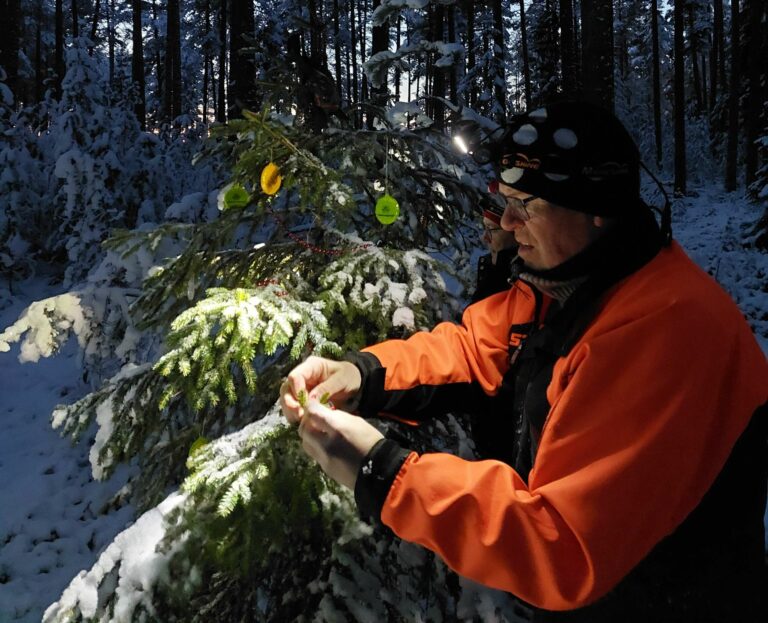 FRIVILLIGE: Knut Andersen og Tove-Kristin Westli er blant de frivillige i Løten orienteringslag, som står bak opplegget med juletreorientering.