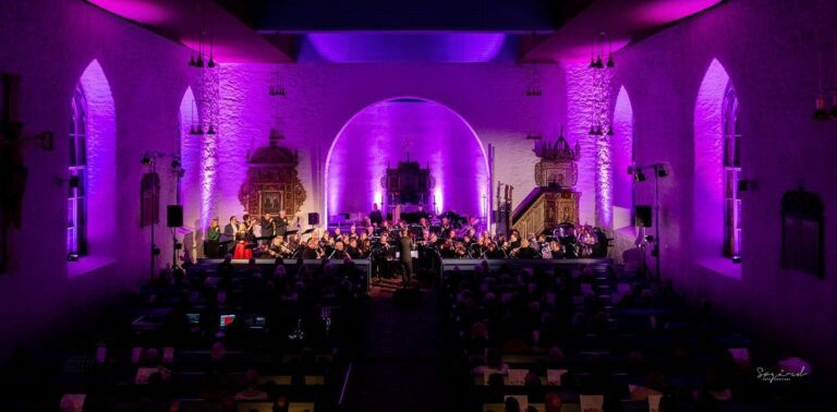 FRA I FJOR: Ådalsbruk Musikkforening og Nordic Blue er klare for ny konsert i Romedal kirke. Her fra i fjor. Foto: Markus Søgård.