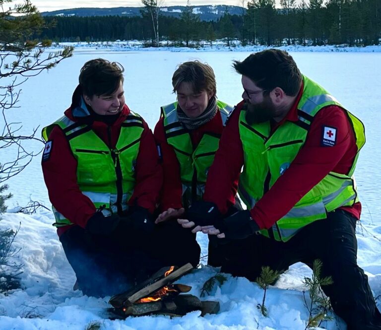 VIL HA FLERE MED: RØFF-veilederne Maren Elisabeth Birkelund, Sivert Brenne Hagen og Ørjan Evensen (f.v.) har plass til flere ungdommer og ønsker seg flere veiledere på laget. Foto: Røde Kors.