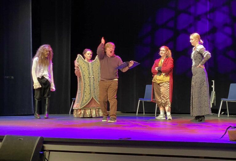 IMPONERER MANGE: Løten ungdomsteater imponerer gang på gang i Løten kino. Her fra oppsetningen av musikalen «Skjønnheten og udyret». Fra venstre Daniel Berg, Synnøve Brenden, regissør Robin Øverby, Lena Voldmo og Isabell Bekkevold.