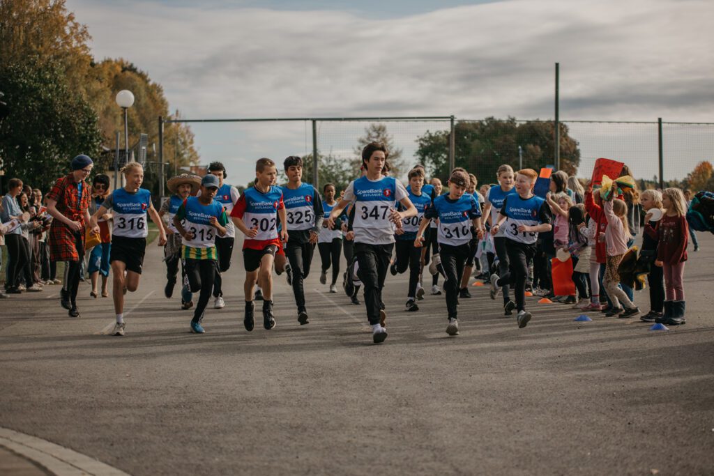 FULL FART: Det var lite å si på innsatsen til elevene. Foto: Olha Mantula.