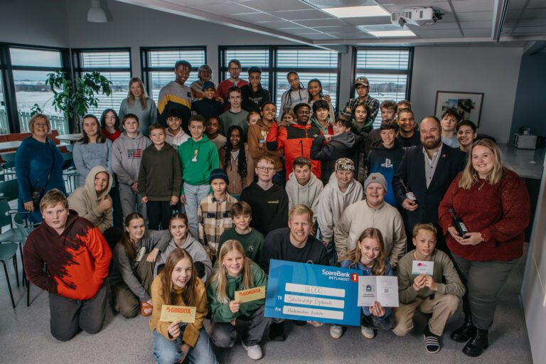IMPONERENDE: Varaordfører i Stange, Truls Gihlemoen, og ordfører i Løten, Marte Larsen Tønseth, lot seg imponere over innsamlingen ved Hedemarken friskole. Foto: Olha Mantula.