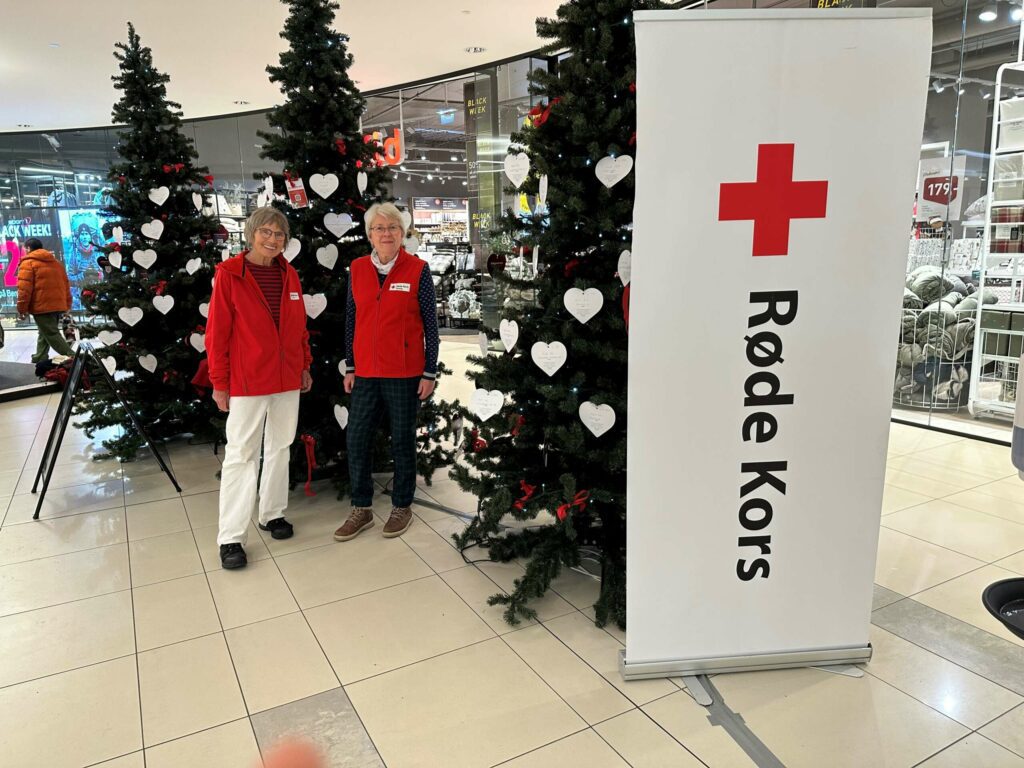 HJELPER MANGE: Røde Kors og CC Hamar samarbeider om julegavetreet på kjøpesenteret, og det sørger for at mange barn får oppfylt sine ønsker før jul. Det til tross for krevende økonomiske tider hos mange familier.