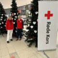 HJELPER MANGE: Røde Kors og CC Hamar samarbeider om julegavetreet på kjøpesenteret, og det sørger for at mange barn får oppfylt sine ønsker før jul. Det til tross for krevende økonomiske tider hos mange familier.