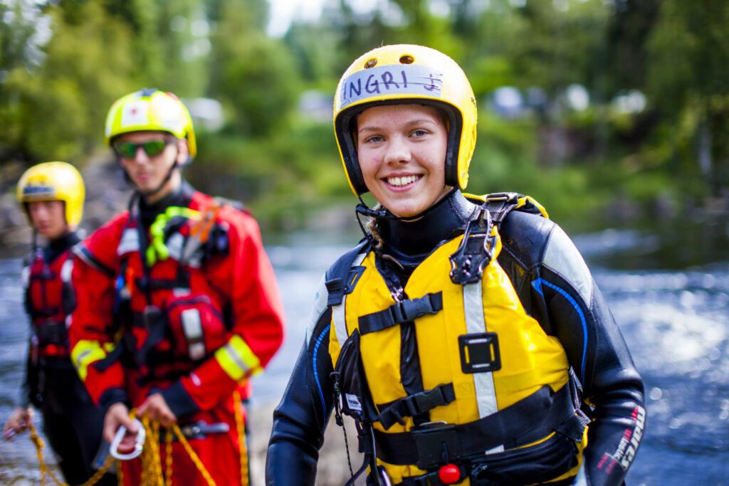 NASJONAL CAMP: Årlig arrangeres nasjonal RØFF-camp hvor RØFF-ere fra hele Norge møtes. Ingri og de andre ungdommene lærer seg å håndtere strømmen i elva og trygg ferdsel i og ved elv. Foto: Røde Kors