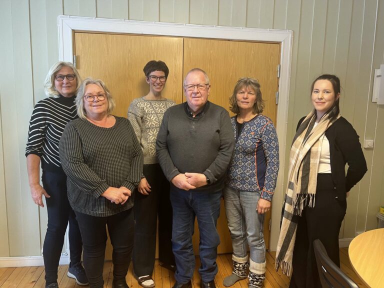 KLART FOR UTDELING: Styret i Matutdeling i Løten består av Mette Stikholmen (foran) og Trond Egil Nordli. Bak fra venstre Bjørg Busterud, Trine Fjeldstad Kazemba, Kjærsti Hoff og Hilde Mari Bjørke.