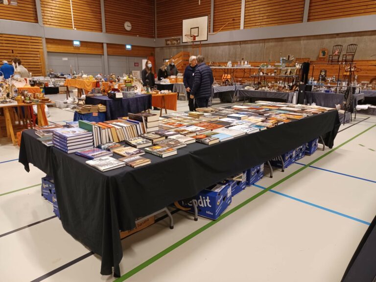 NY MESSE: Lørdag 27. og søndag 28. janaur blir det igjen retro-, antikk- og samlemesse i Løtenhallen. Her fra 2021-utgaven før folk strømmet til. Foto: Line Larsen.