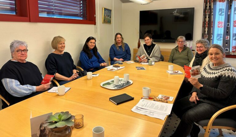 TRENGERE FLERE: Oppstartsmøtet for våketjenesten i Løten trakk en del som ville bidra, men det er fortsatt behov for flere. Interesserte kan melde seg til Frøydis Kjøs.