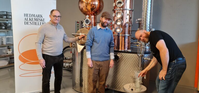 HEDMARK ALKEMISKE DESTILLERI: Lørdag 3. desember åpner alkymistene endelig dørene på brænderiet. Styreleder Tore Stenseth (f.v.), spritbrenner og daglig leder Lars Tinholt og gründer og spritbrenner med fokus på det tekniske Anders Strand Vestjordet. Foto: Odd Erland Dalen.