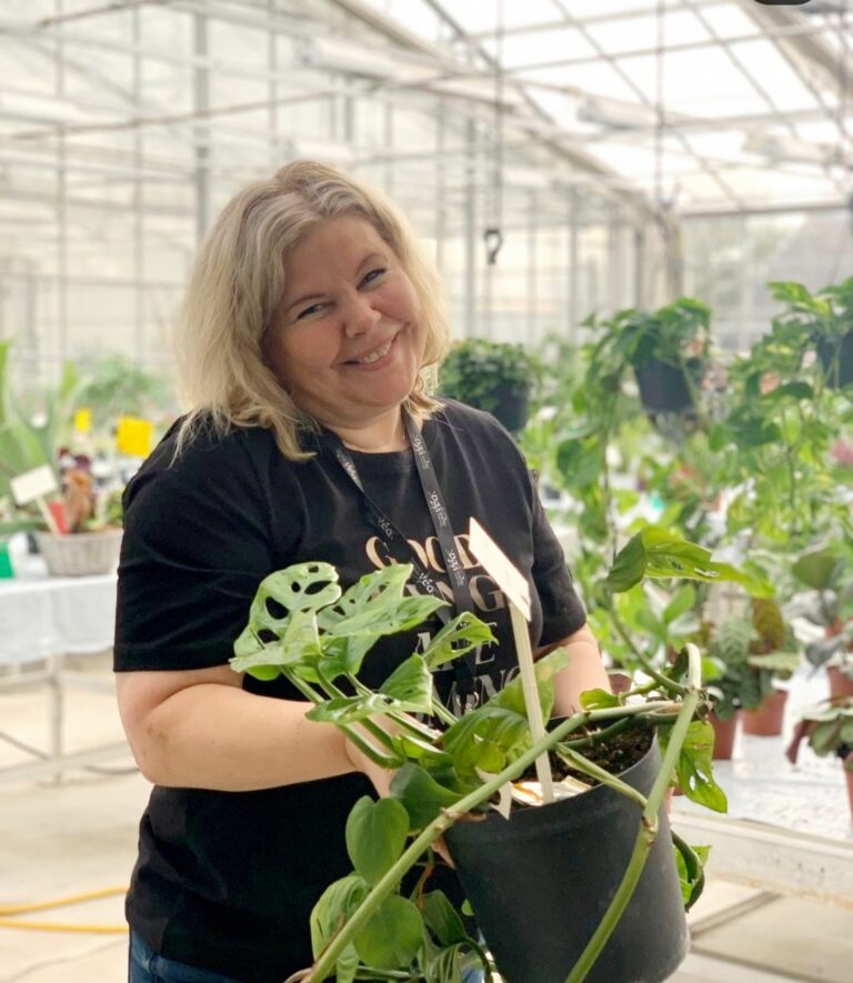 TEMAKVELD OM GRØNNE INNEPLANTER: Besøk av Rebecca Linn Kjellhaug, en ivrig plantesamler og foredragsholder.