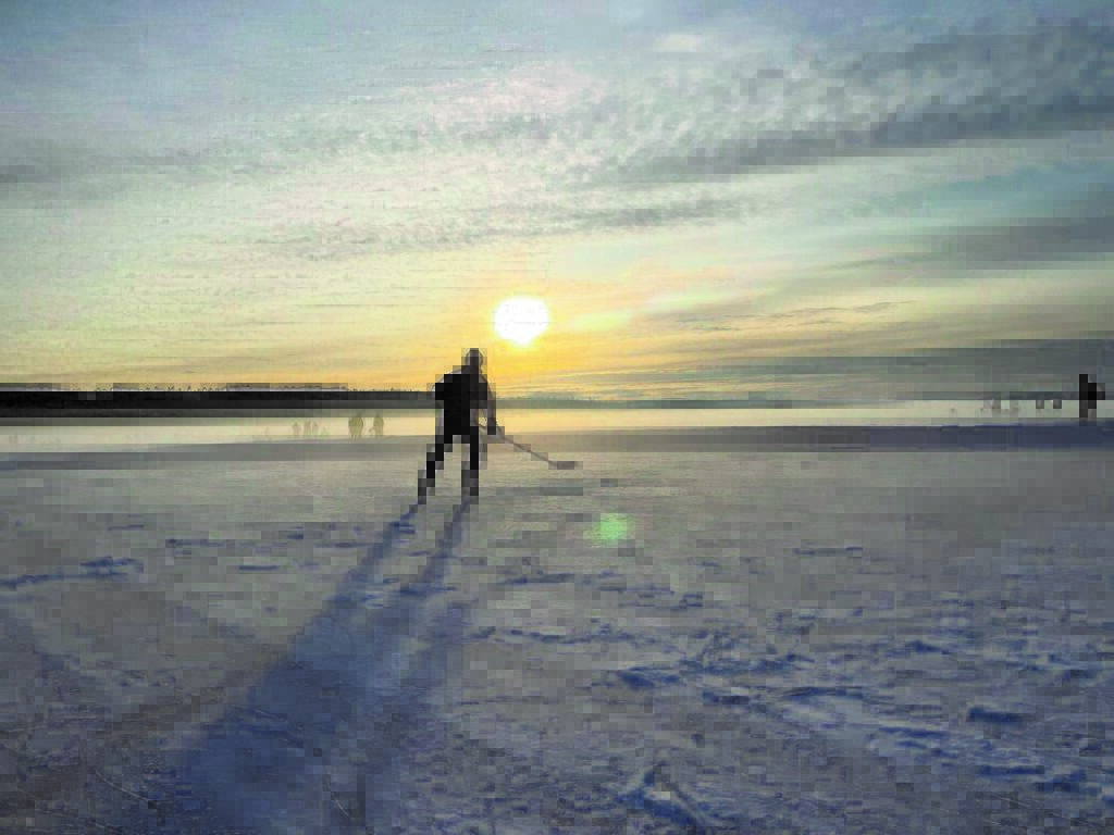 LEK OG MORO: Fine forhold for blant annet hockey på Rokosjøen. Foto Hanne Mette Walhovd.