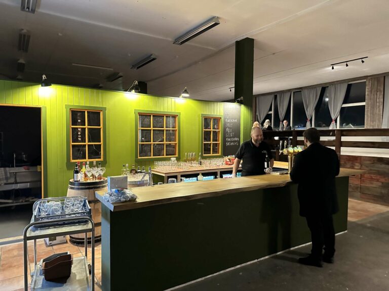 ÅPEN PUB: Hedmark Alkemiske Destilleri har åpen pub lørdag 7. april.