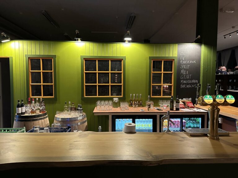 ÅPEN BAR: Hedmark Alkemiske Destilleri har åpen bar lørdag 25. mai.