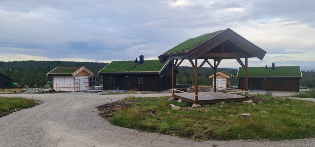 KLARE TIL TV-INNSPILLING: Løiten Almenning og FaunGruppen har brukt sommeren til å bygge hyttene, men deltakerne skal gjøre de ferdig.
