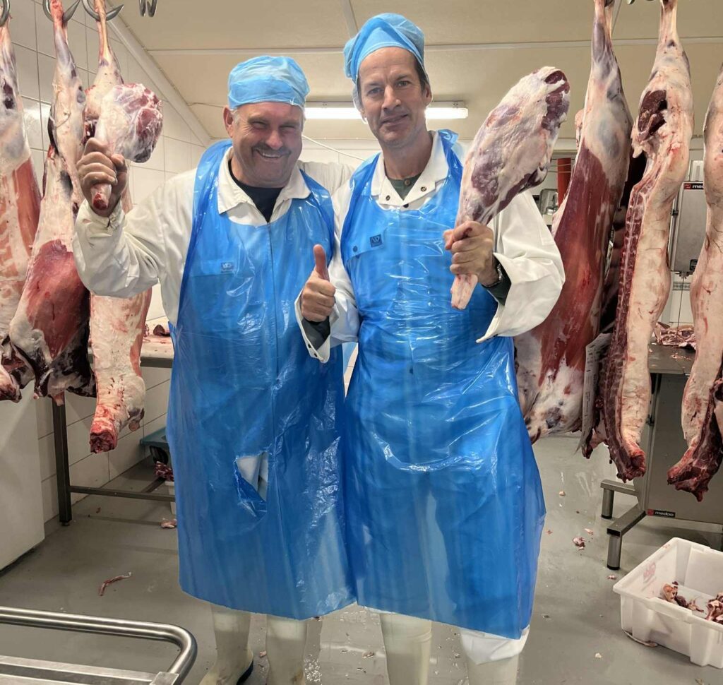 MENTOR KILDAHL: Ole Martin Kildahl på Bakken Øvre i Løten har lært Jon Almaas å bearbeide sau og lam til bl.a lammelår, lammekoteletter, lammerull og karbonader. Foto: Privat