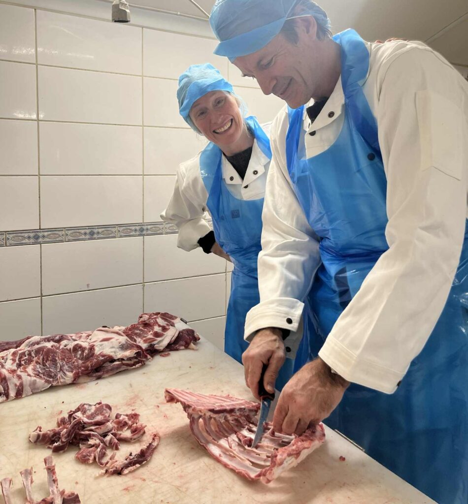 SPENTE PÅ BONDENS MARKED: Ellen og Jon ser på Bondens marked som en eksamen så langt som bønder, når de skal selge egne produkter og møte kunder på sin egen stand. Foto: Privat