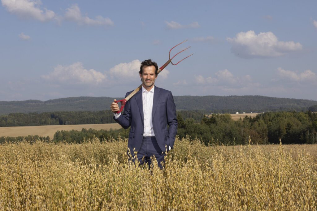 SUKSESS PÅ TVNORGE: Jon blir bonde, sesong 2 kommer i 2026, blant annet fra besøket hos Bakken Øvre og som medlem av Bondens marked. Foto: Warner Bros. Discovery