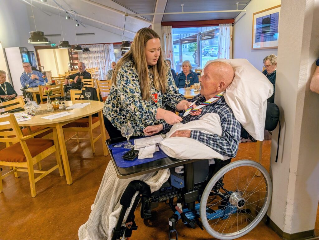 TILRETTELAGT SYKKEL-VM FOR ALLE: Ordfører Marte Larsen Tønset gir medalje til Hans Olav Murud.