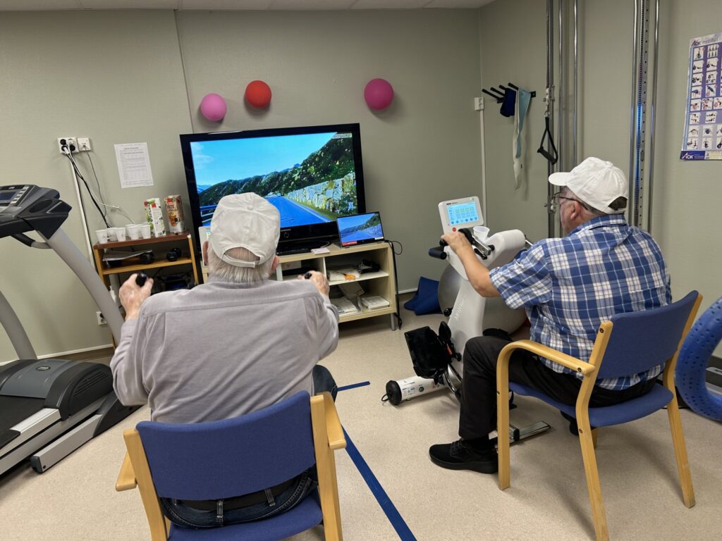 IVRIGE SYKLISTER: Hans Herstadhagen og Tore Simensen ser på filmer fra hele verden mens de tråkker, trimmer og skravler.