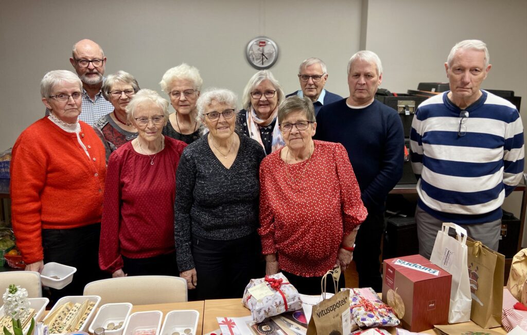 ILDSJELER: Fra venstre Berit Kjos, Odd Arne Bronkebakken, Gerd Thoresen, Reidun Enger, Bjørg Hagen, Oddveig Westby, Gunvor Norstad, Liv Karin Moe, Jan Olsrud, Arvid Pedersen og Odd Magne Hagen.