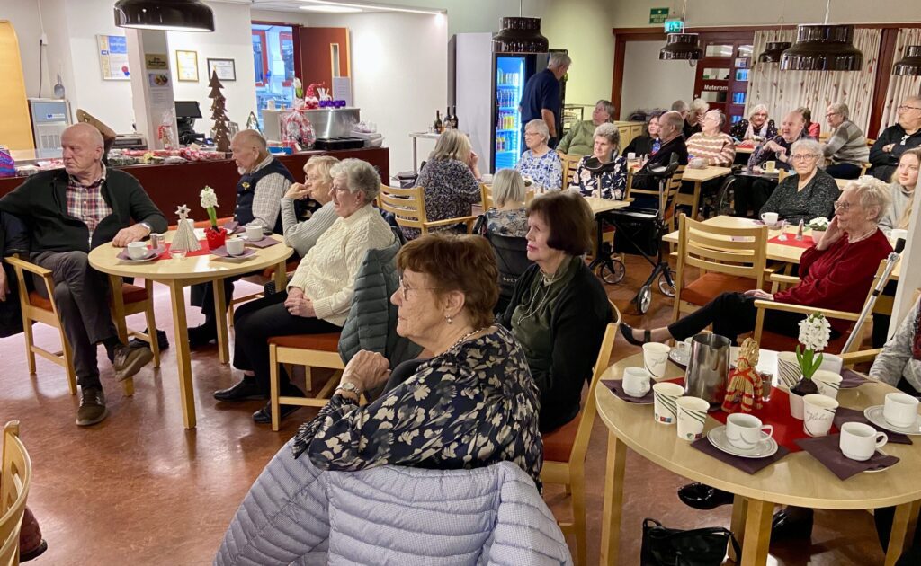 MØTER OPP: Venne- og pårørendeforeningen gleder både beboere og besøkende på Løten helsetun.