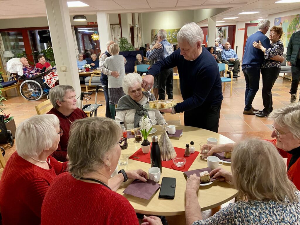 SERVERING: Ikke bare musikk, men kaffe og kaker må til når det er danseaften. Her er det Arvid Pedersen som serverer.