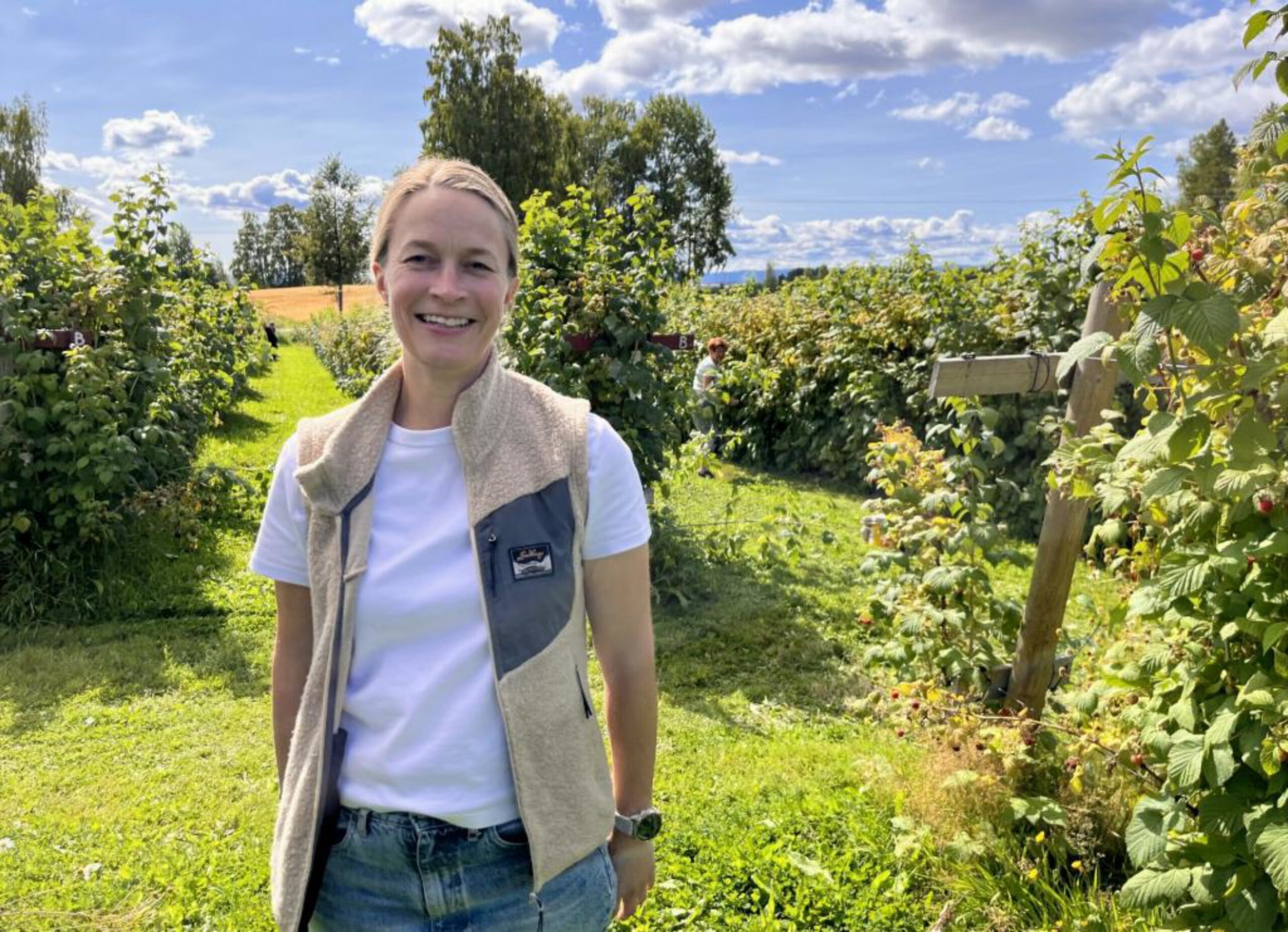 FANTASTISK SOMMER: Julie Engeloug på Grimset gård kan se tilbake på en veldig bra sommer, både bærmessig og besøksmessig.